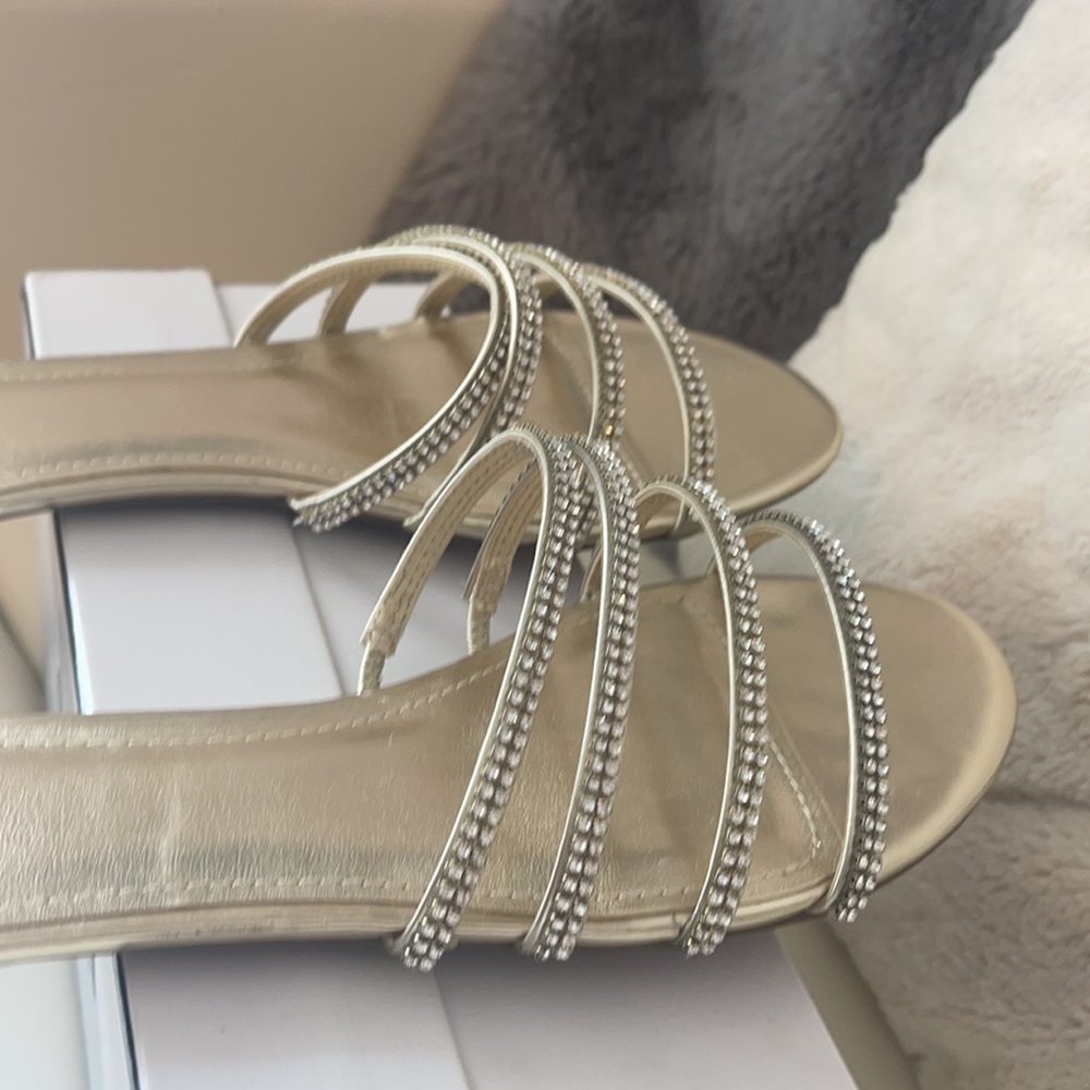 NIB Guess gold & rhinestone Riley sandal sz 9.5 - Picture 6 of 9